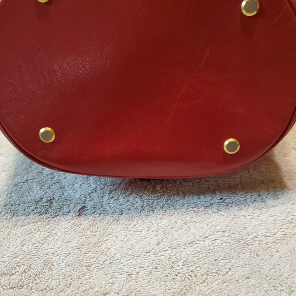 🌟FINAL🌟 1960s Courrages Red Leather Bucketbag. - Picture 4 of 9